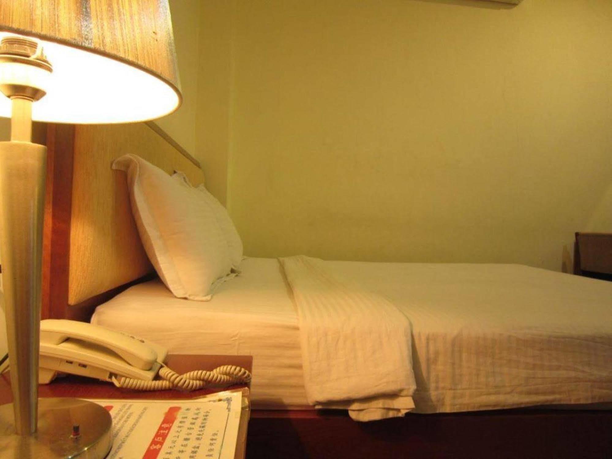 Reddoorz Ruby Star Hotel Truong Dinh Хошимин Экстерьер фото