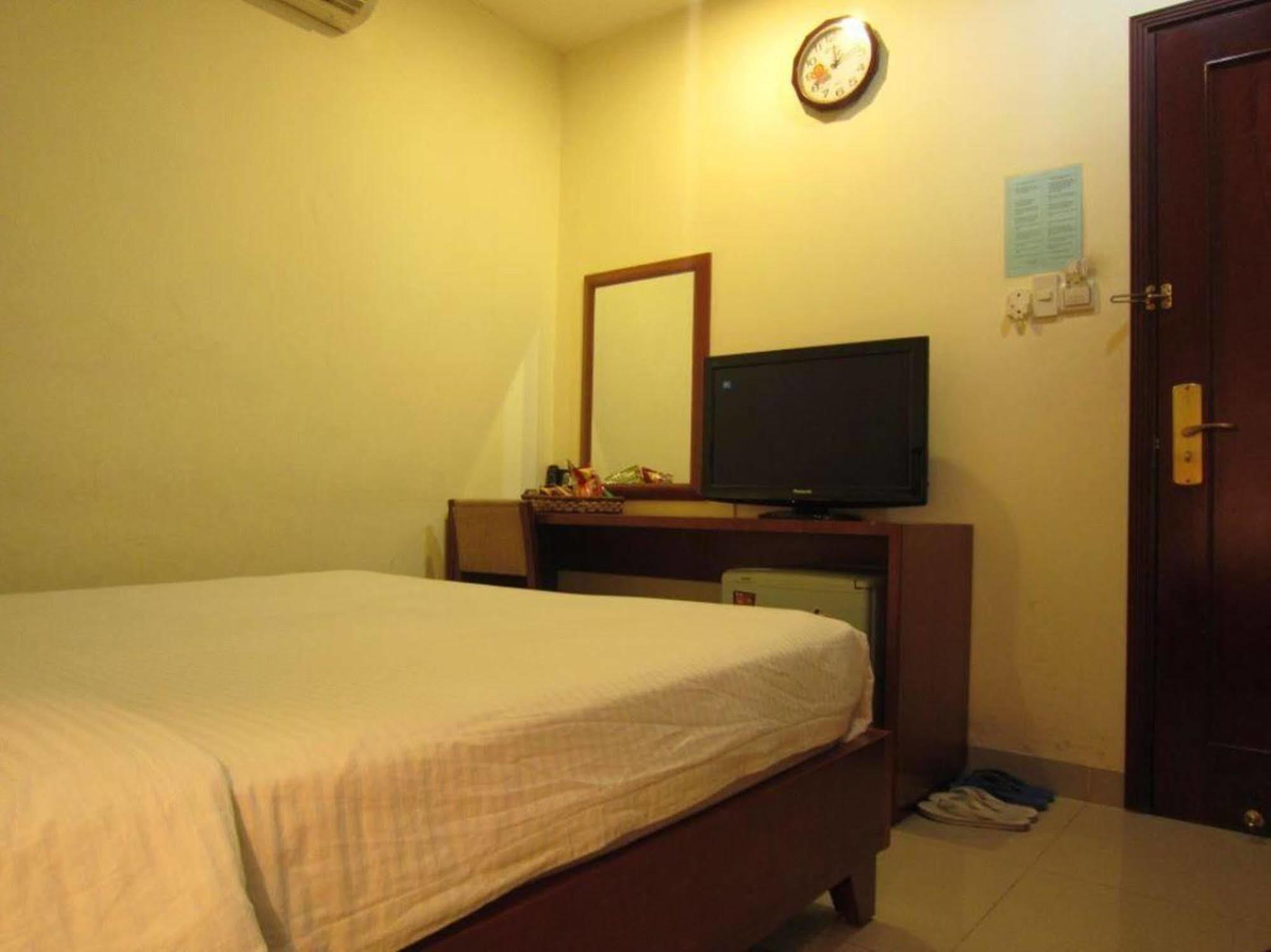 Reddoorz Ruby Star Hotel Truong Dinh Хошимин Экстерьер фото